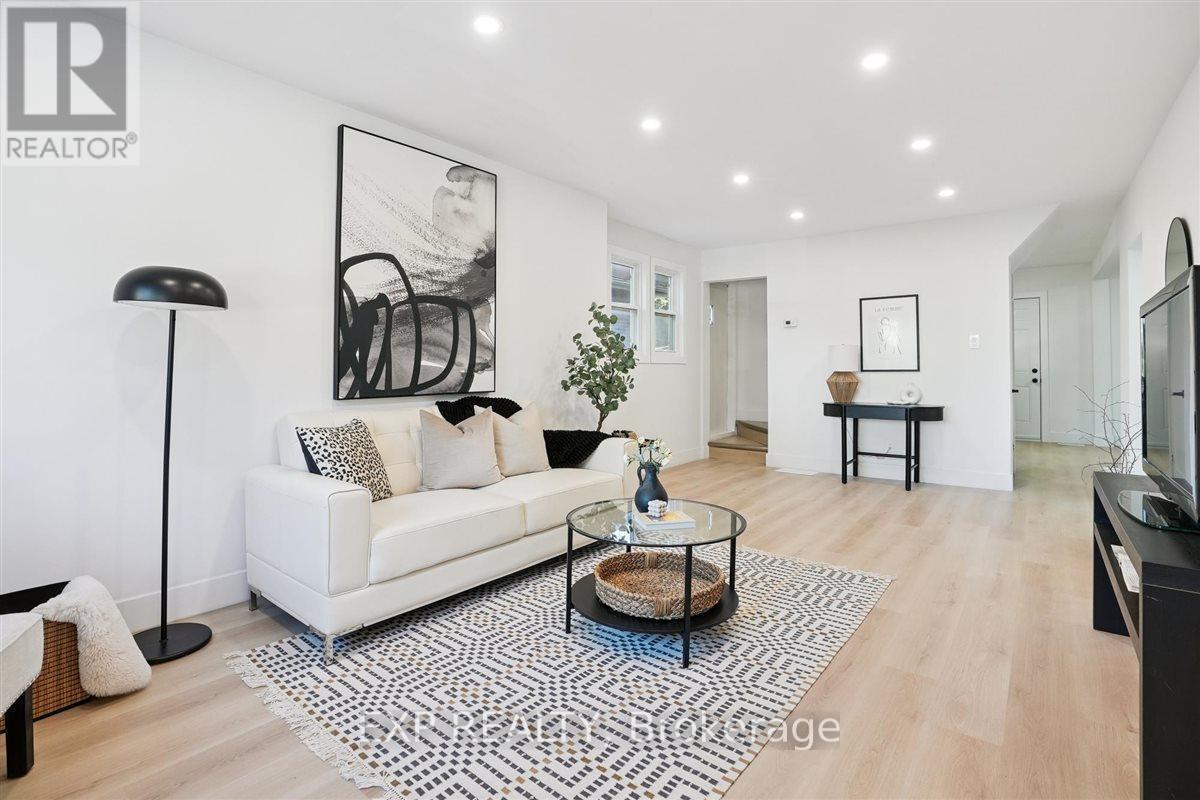 41 Cameron Avenue S, Hamilton, ON - Indoor Photo Showing Living Room