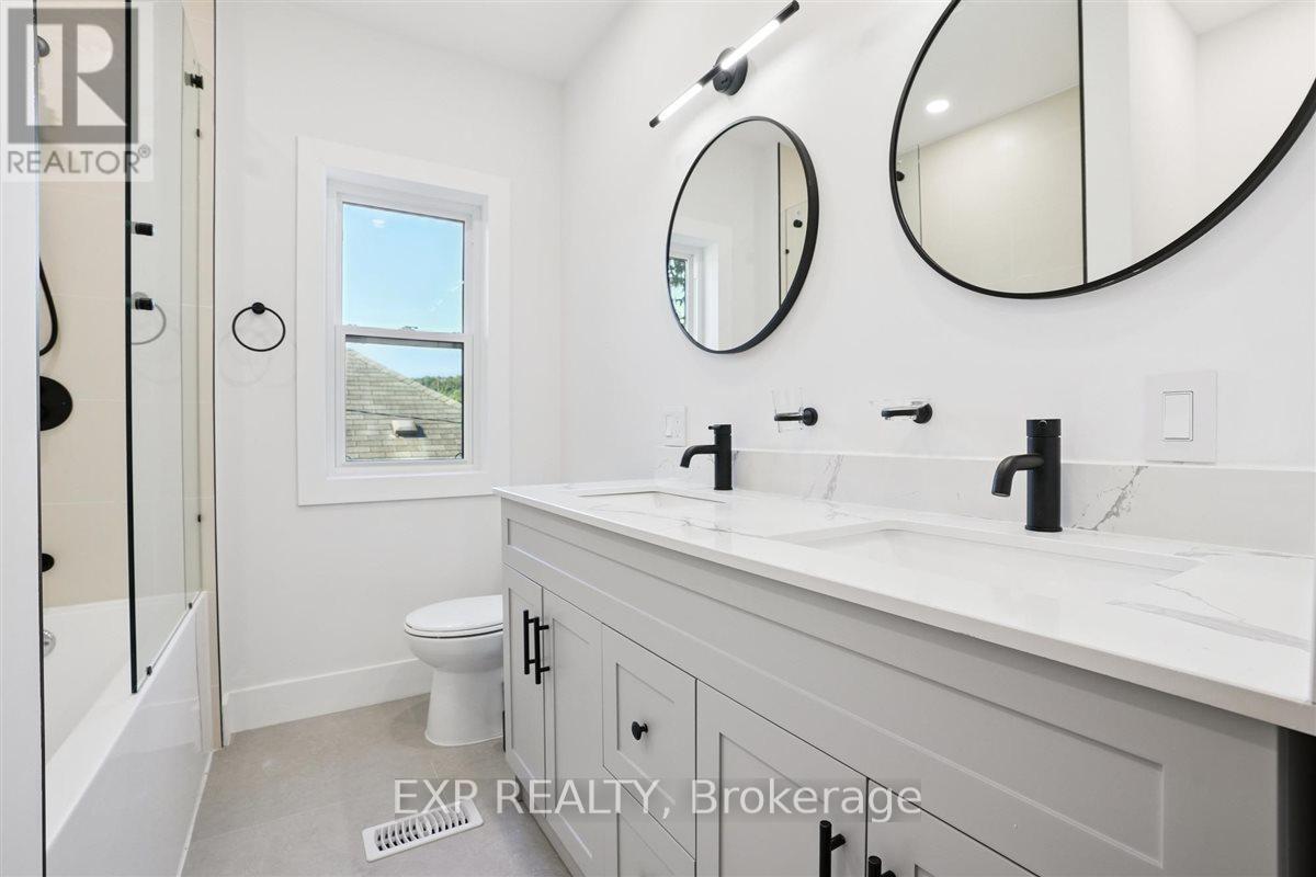 41 Cameron Avenue S, Hamilton, ON - Indoor Photo Showing Bathroom