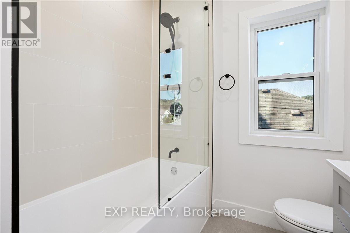 41 Cameron Avenue S, Hamilton, ON - Indoor Photo Showing Bathroom