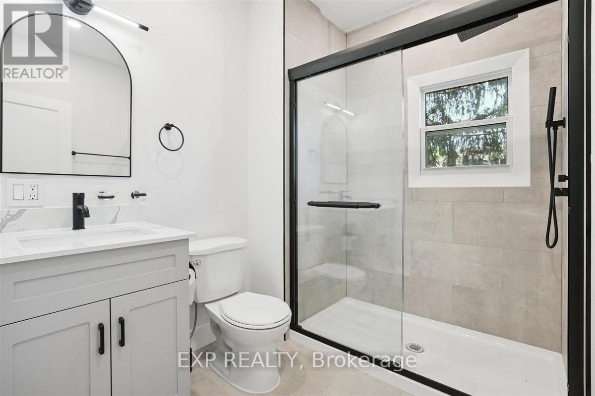 41 Cameron Avenue S, Hamilton, ON - Indoor Photo Showing Bathroom