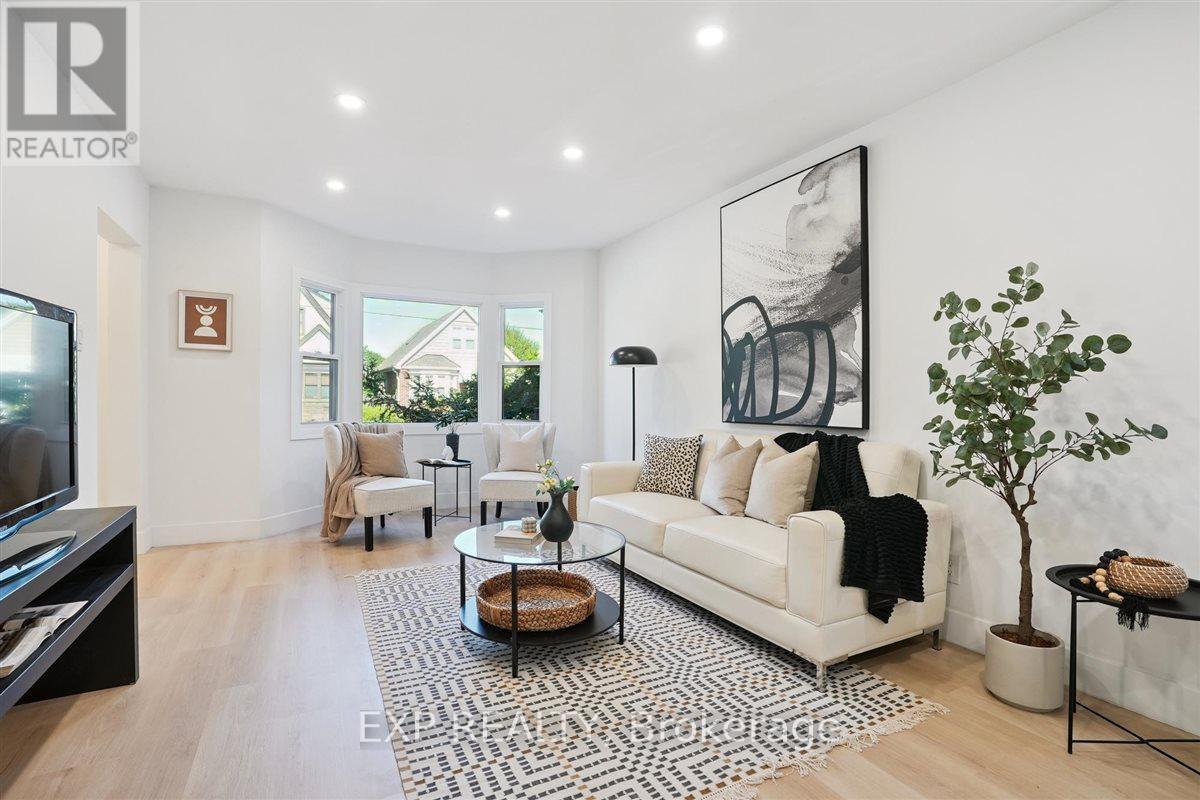 41 Cameron Avenue S, Hamilton, ON - Indoor Photo Showing Living Room