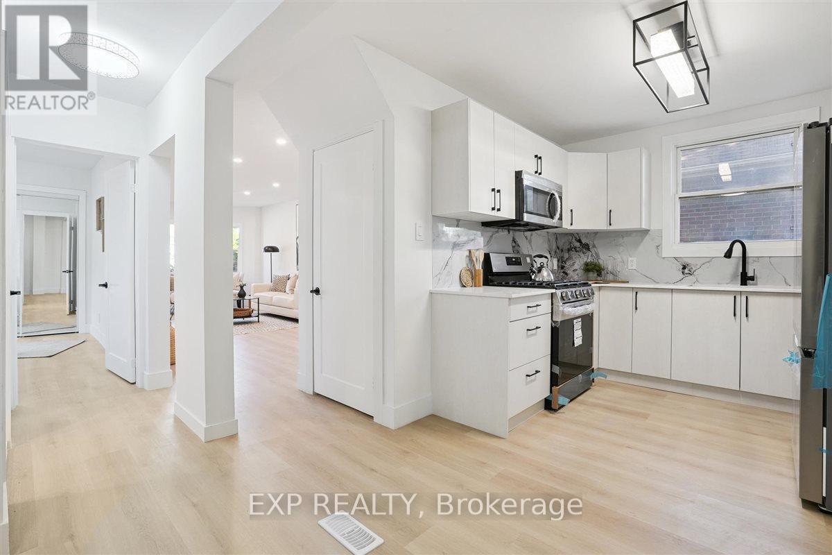 41 Cameron Avenue S, Hamilton, ON - Indoor Photo Showing Kitchen
