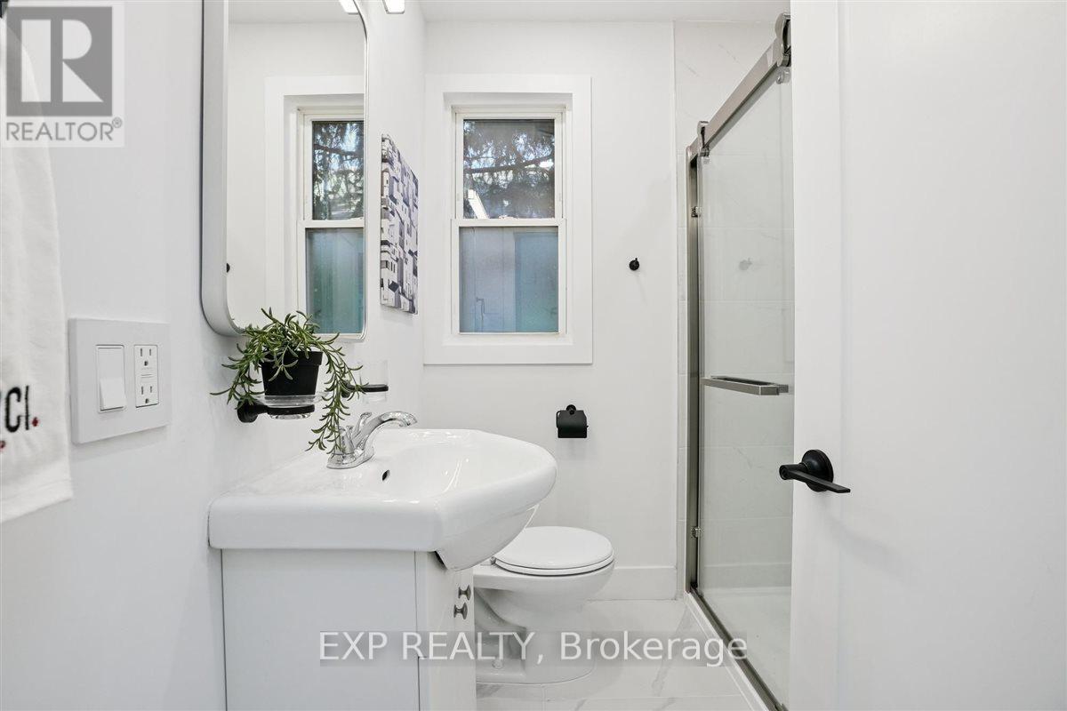41 Cameron Avenue S, Hamilton, ON - Indoor Photo Showing Bathroom