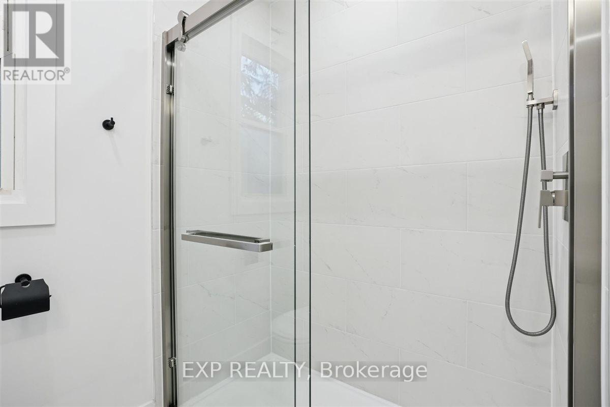 41 Cameron Avenue S, Hamilton, ON - Indoor Photo Showing Bathroom