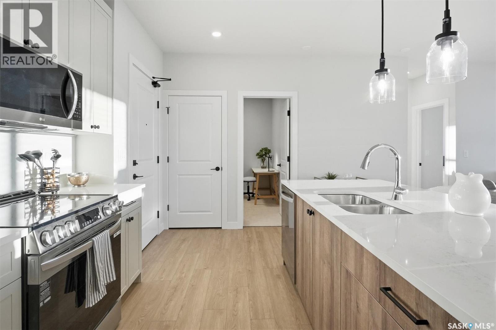 1203 101 Secord Way, Saskatoon, SK - Indoor Photo Showing Kitchen With Double Sink With Upgraded Kitchen