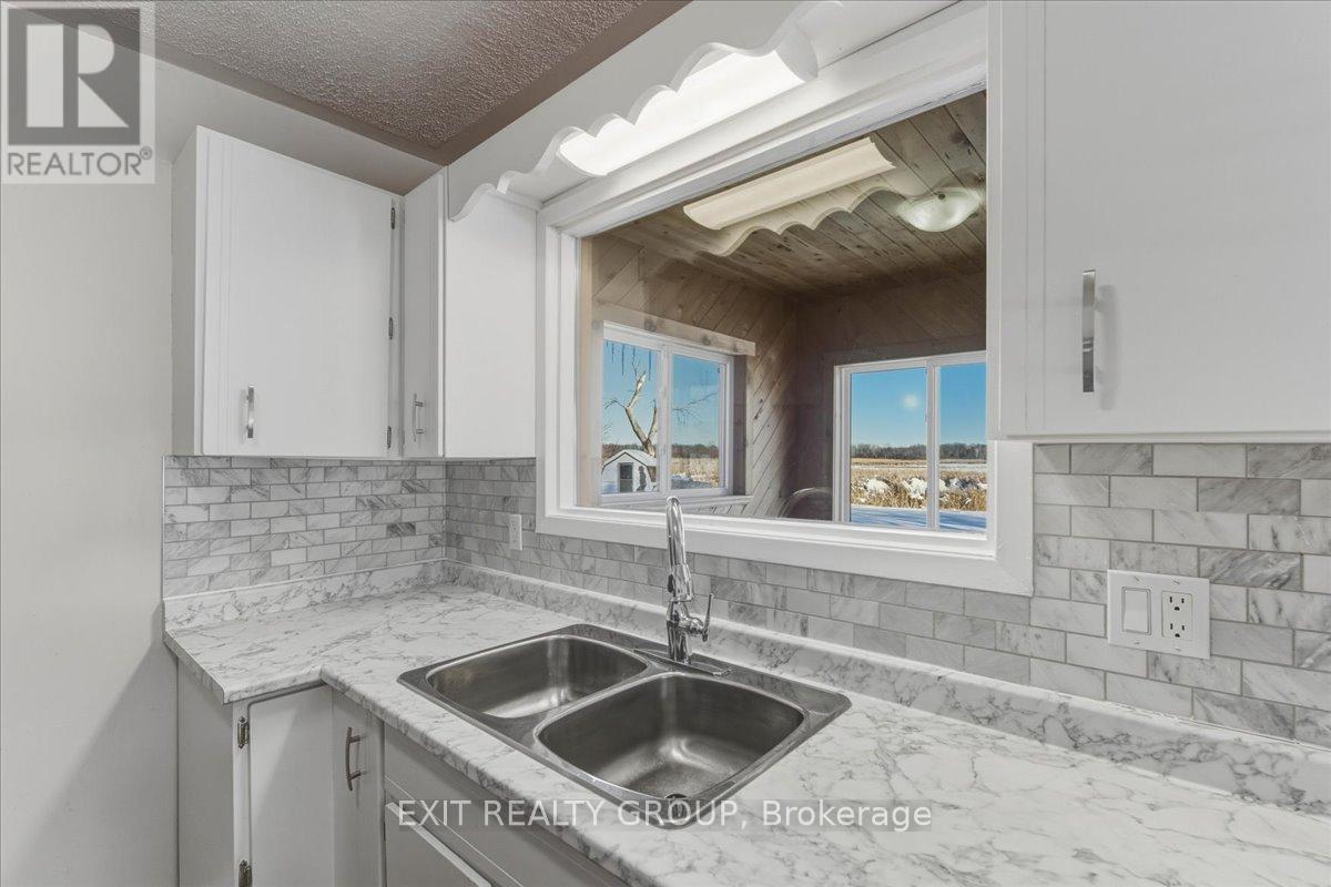 33 Willow Point Road, Brighton, ON - Indoor Photo Showing Kitchen With Double Sink