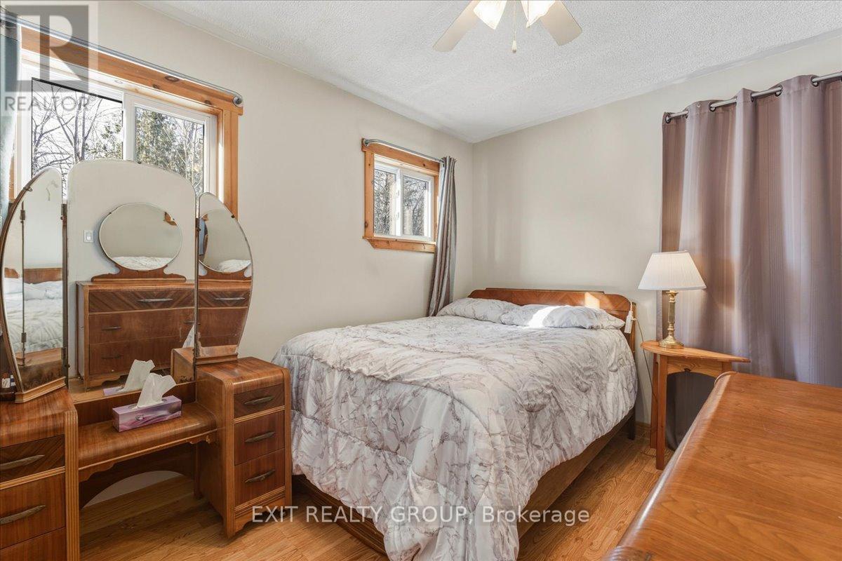 33 Willow Point Road, Brighton, ON - Indoor Photo Showing Bedroom