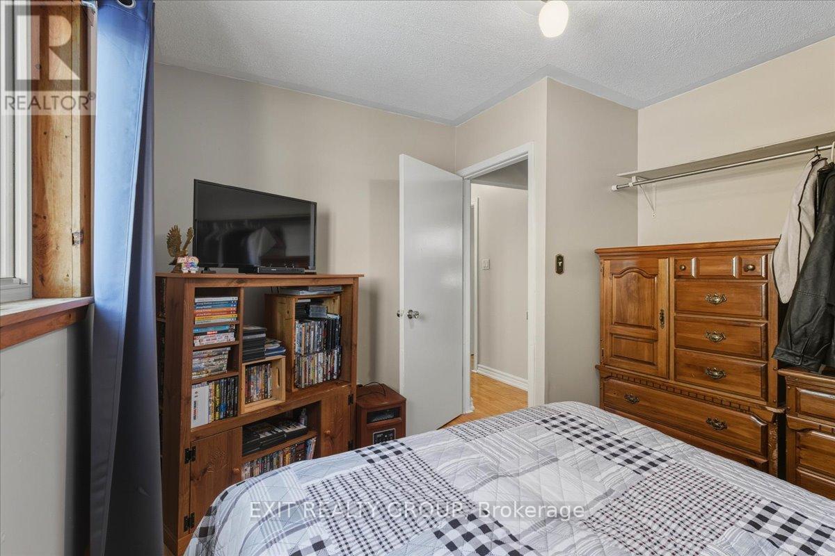 33 Willow Point Road, Brighton, ON - Indoor Photo Showing Bedroom