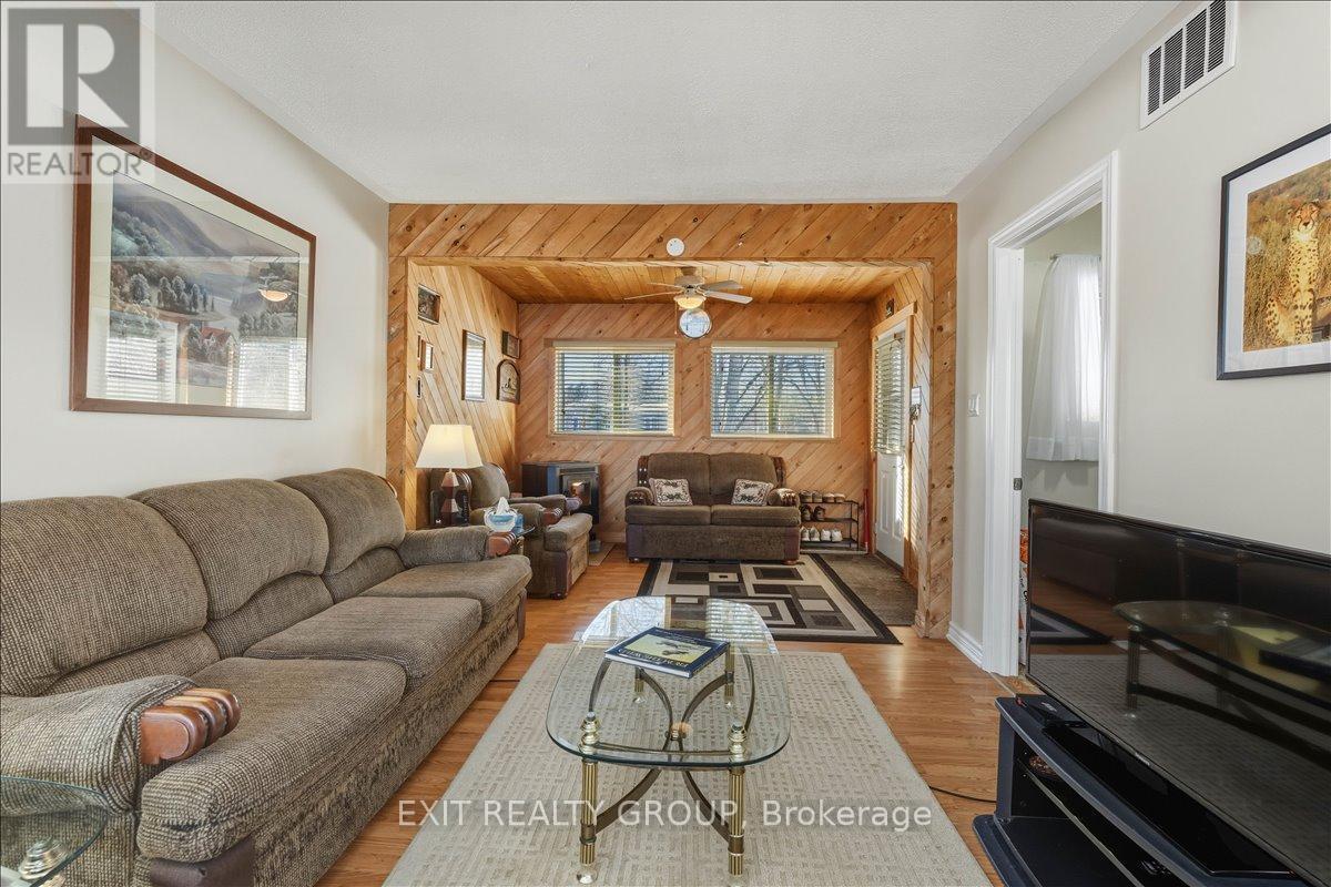 33 Willow Point Road, Brighton, ON - Indoor Photo Showing Living Room