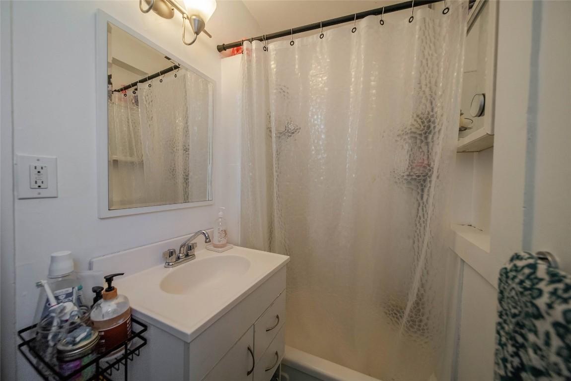 31 14Th Avenue, Cranbrook, BC - Indoor Photo Showing Bathroom