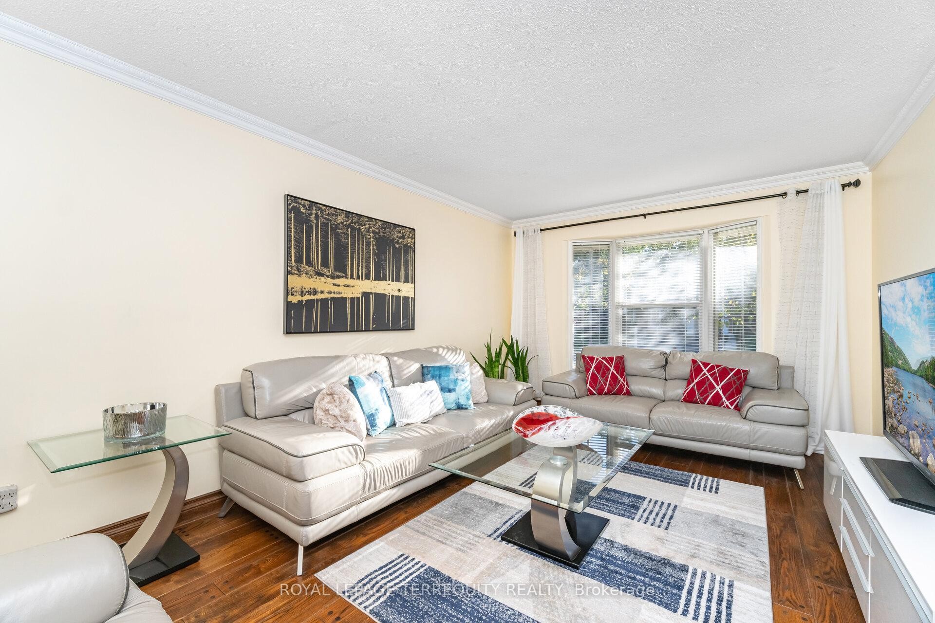 4085 Wheelwright Crescent, Mississauga, ON - Indoor Photo Showing Living Room