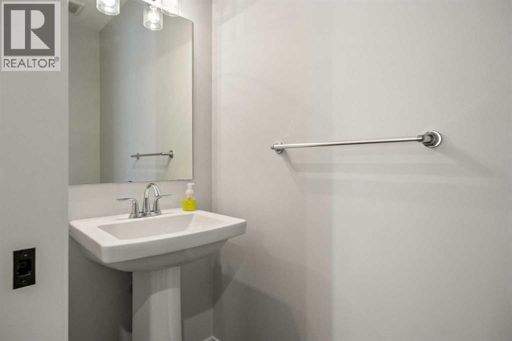 40 West Grove Link Sw, Calgary, AB - Indoor Photo Showing Bathroom