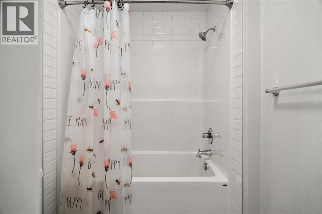 40 West Grove Link Sw, Calgary, AB - Indoor Photo Showing Bathroom