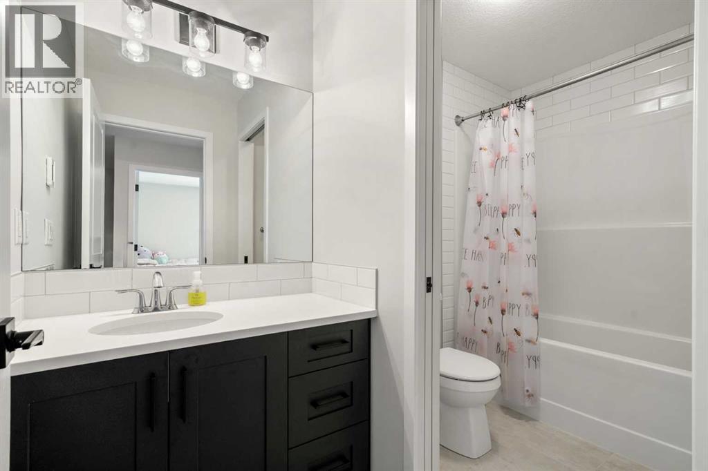 40 West Grove Link Sw, Calgary, AB - Indoor Photo Showing Bathroom