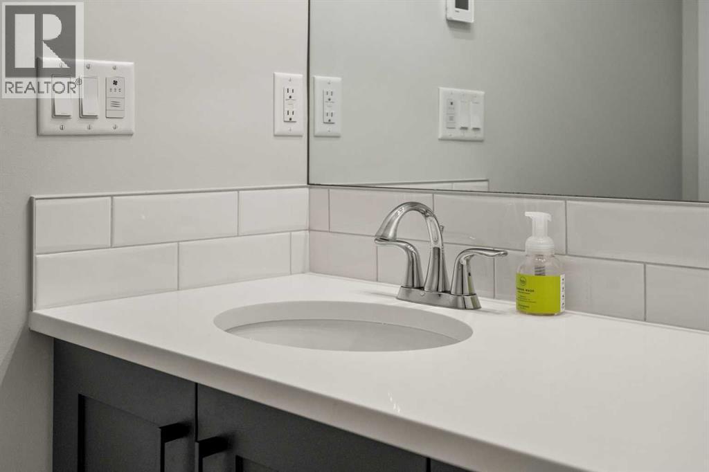 40 West Grove Link Sw, Calgary, AB - Indoor Photo Showing Bathroom