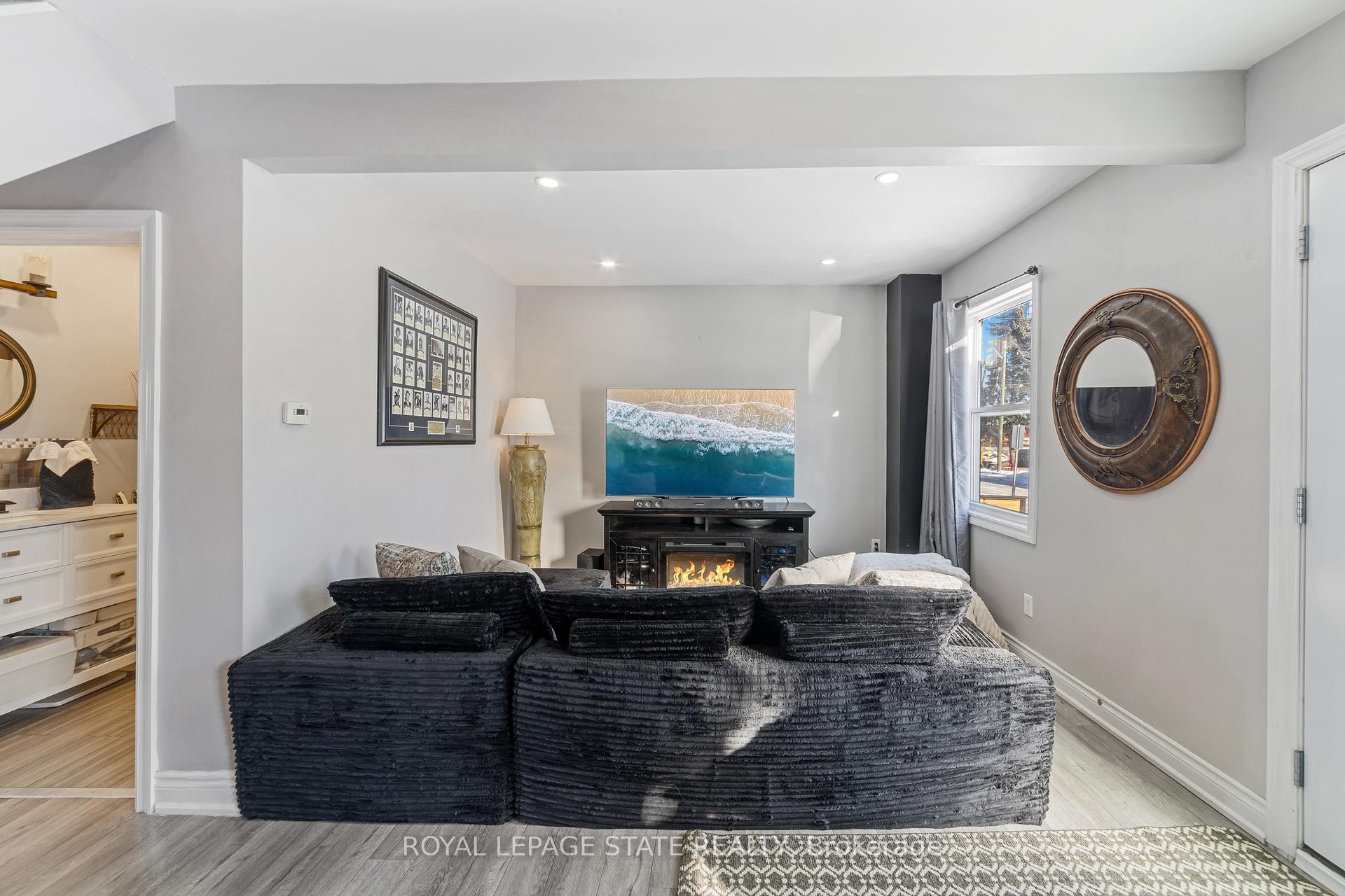 411 Fairfield Avenue, Hamilton, ON - Indoor With Fireplace