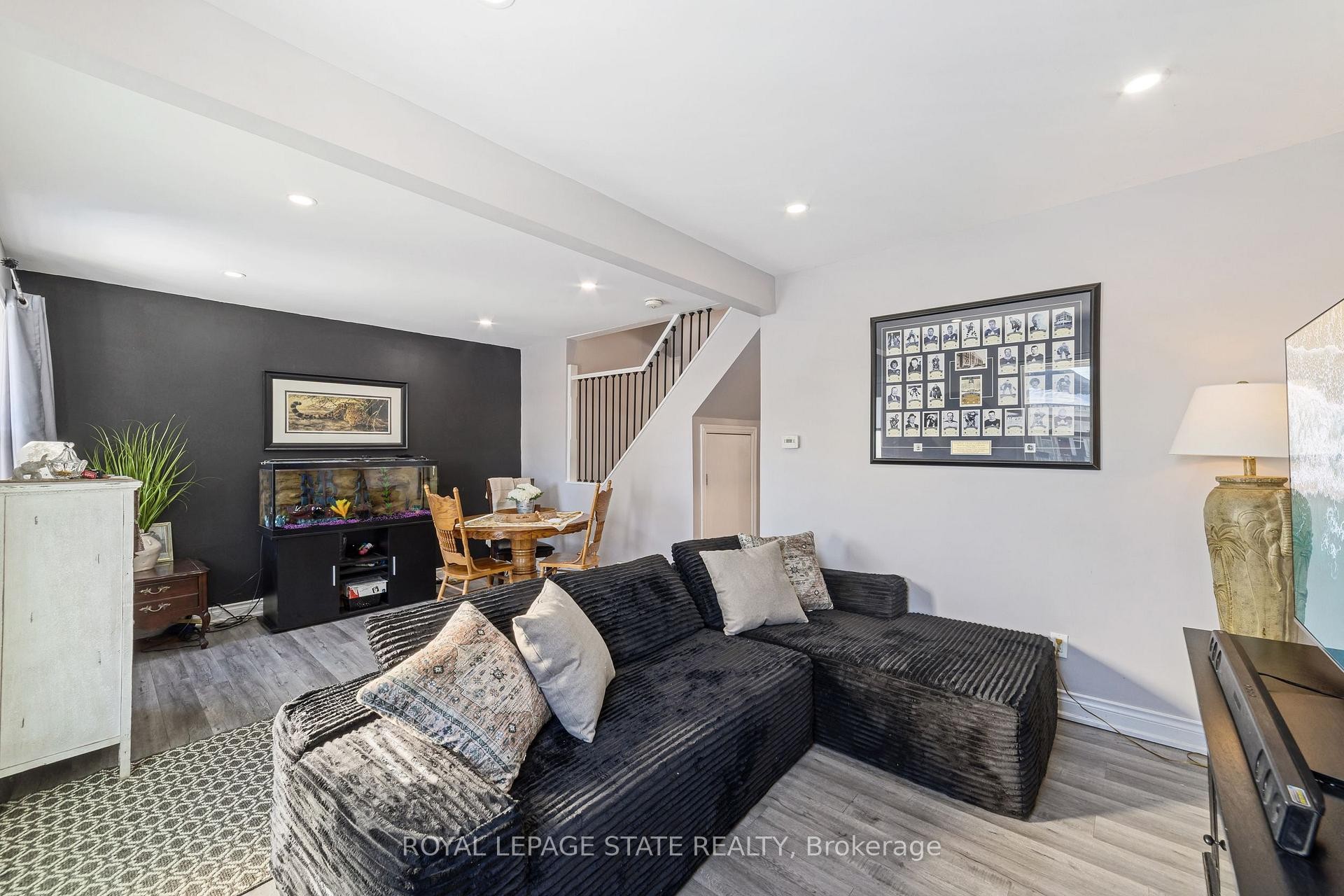 411 Fairfield Avenue, Hamilton, ON - Indoor Photo Showing Living Room