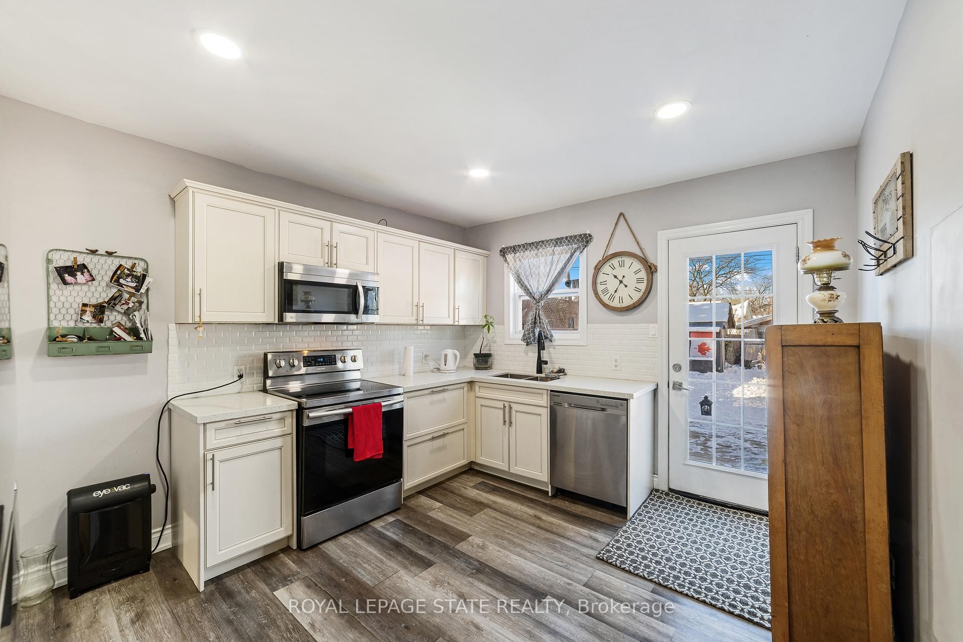 411 Fairfield Avenue, Hamilton, ON - Indoor Photo Showing Kitchen