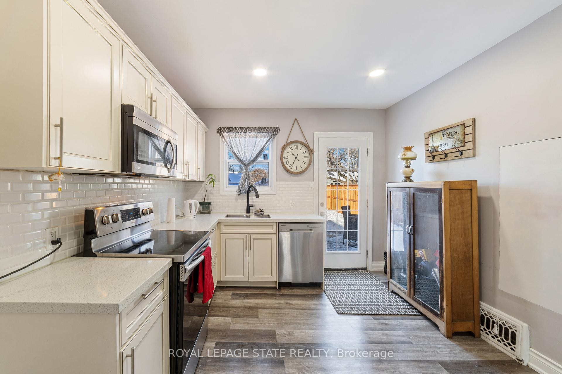 411 Fairfield Avenue, Hamilton, ON - Indoor Photo Showing Kitchen