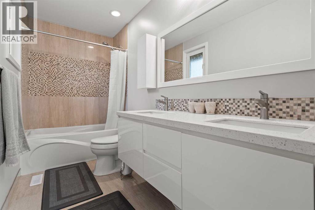 124 Canterbury Drive Sw, Calgary, AB - Indoor Photo Showing Bathroom