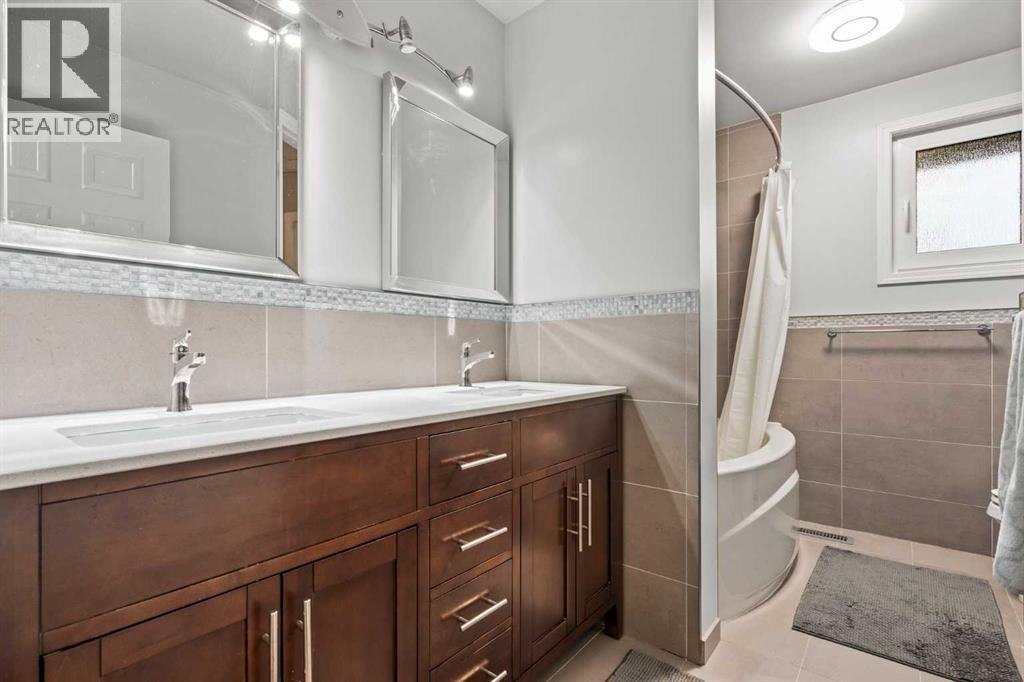 124 Canterbury Drive Sw, Calgary, AB - Indoor Photo Showing Bathroom