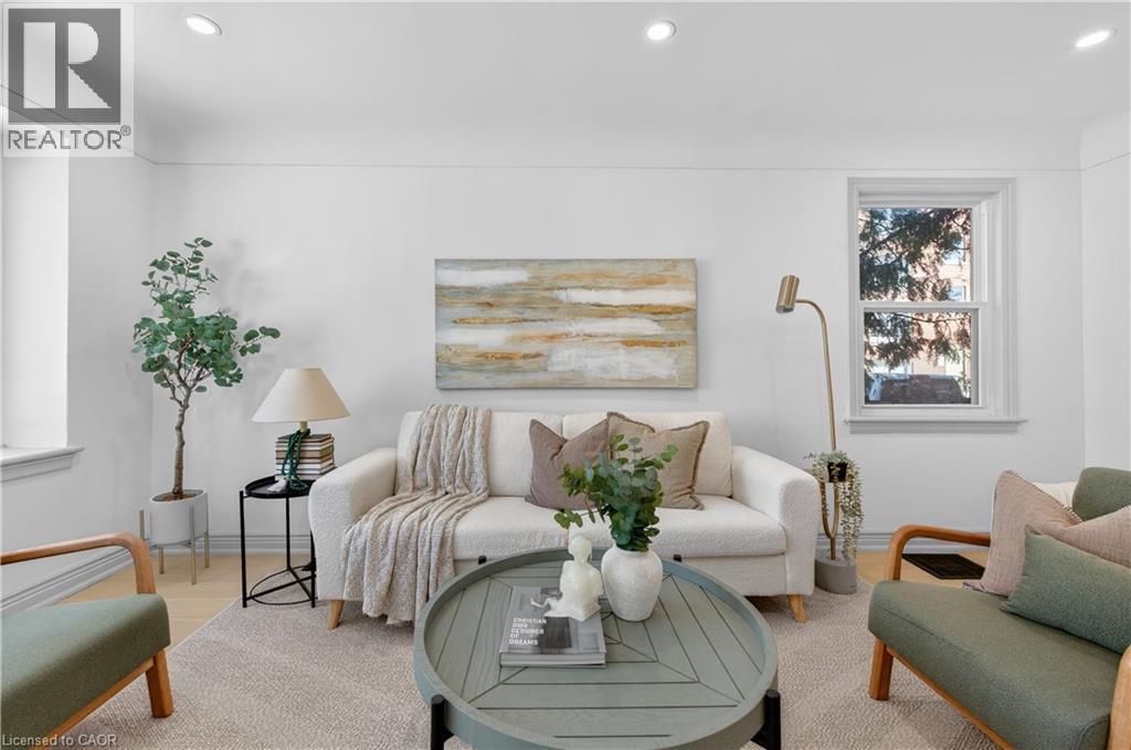 3 East 35Th Street, Hamilton, ON - Indoor Photo Showing Living Room