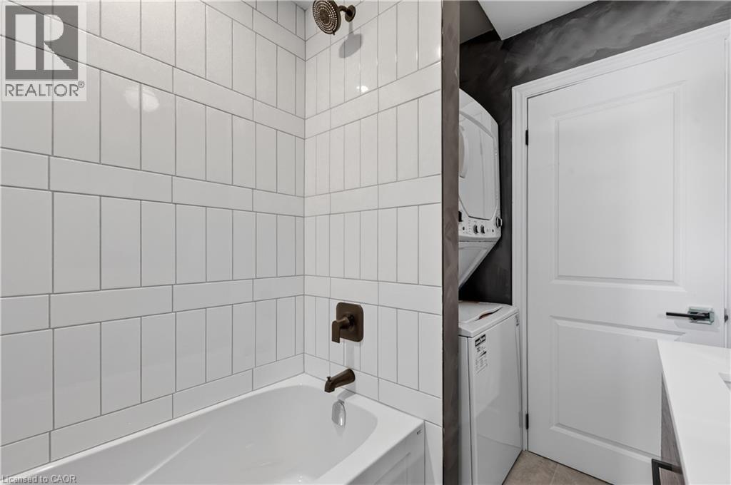3 East 35Th Street, Hamilton, ON - Indoor Photo Showing Bathroom