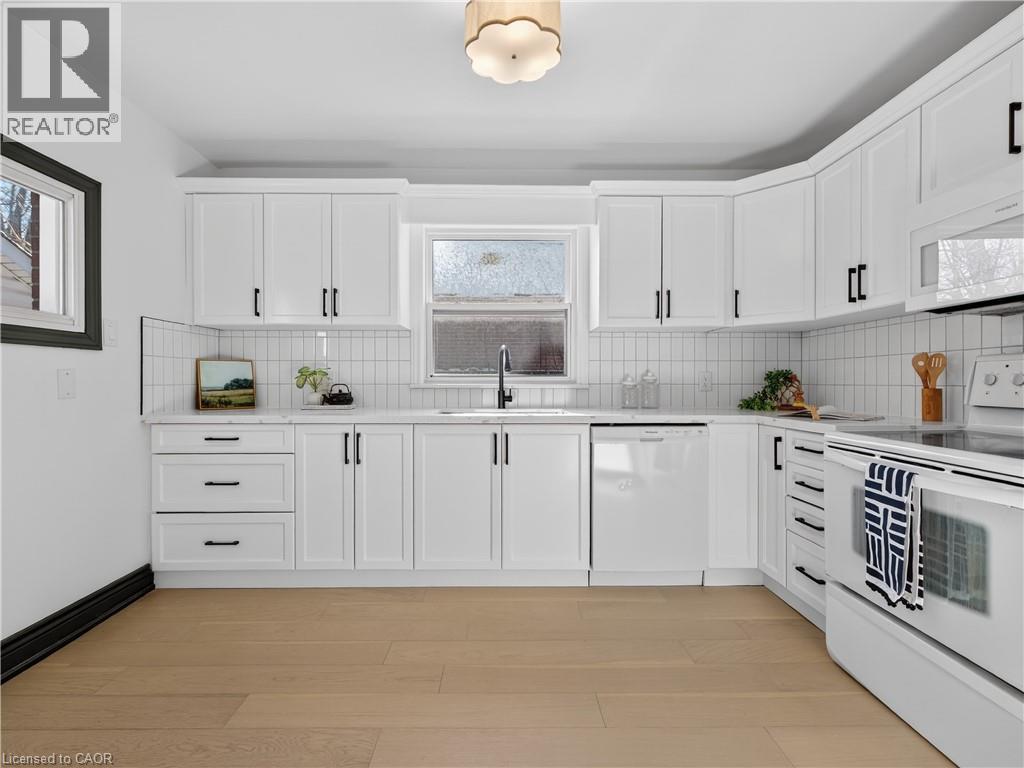 3 East 35Th Street, Hamilton, ON - Indoor Photo Showing Kitchen