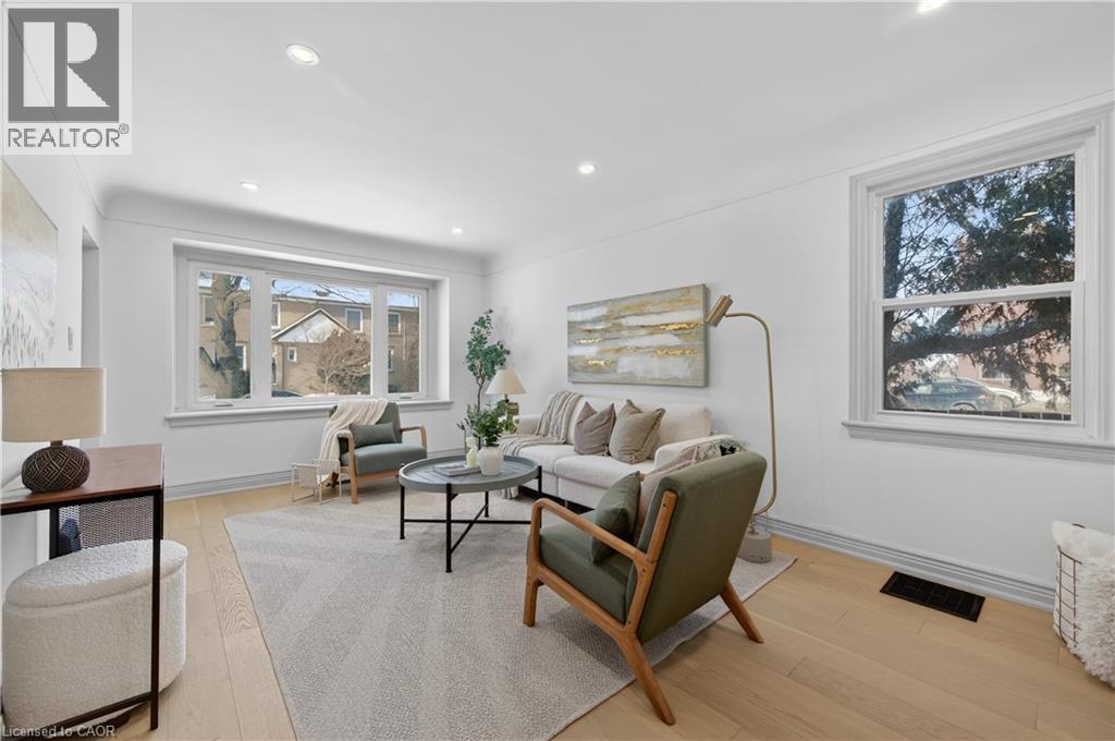 3 East 35Th Street, Hamilton, ON - Indoor Photo Showing Living Room