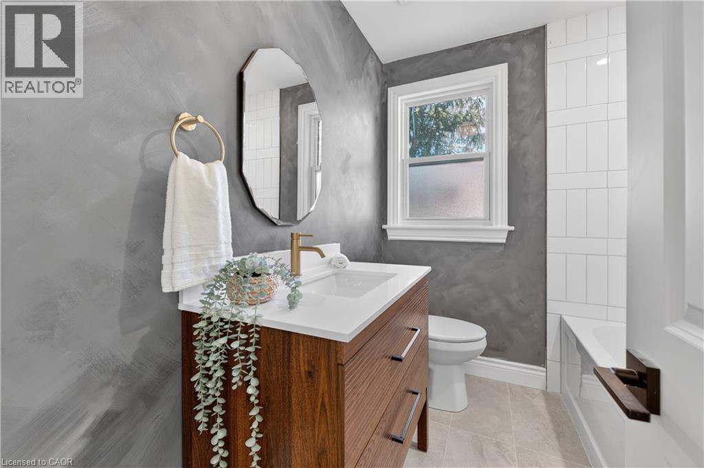 3 East 35Th Street, Hamilton, ON - Indoor Photo Showing Bathroom