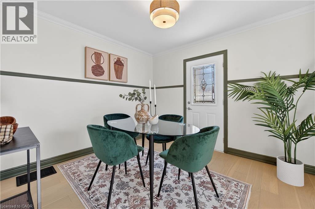 3 East 35Th Street, Hamilton, ON - Indoor Photo Showing Dining Room