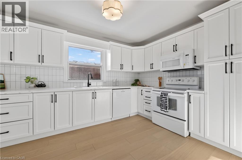 3 East 35Th Street, Hamilton, ON - Indoor Photo Showing Kitchen