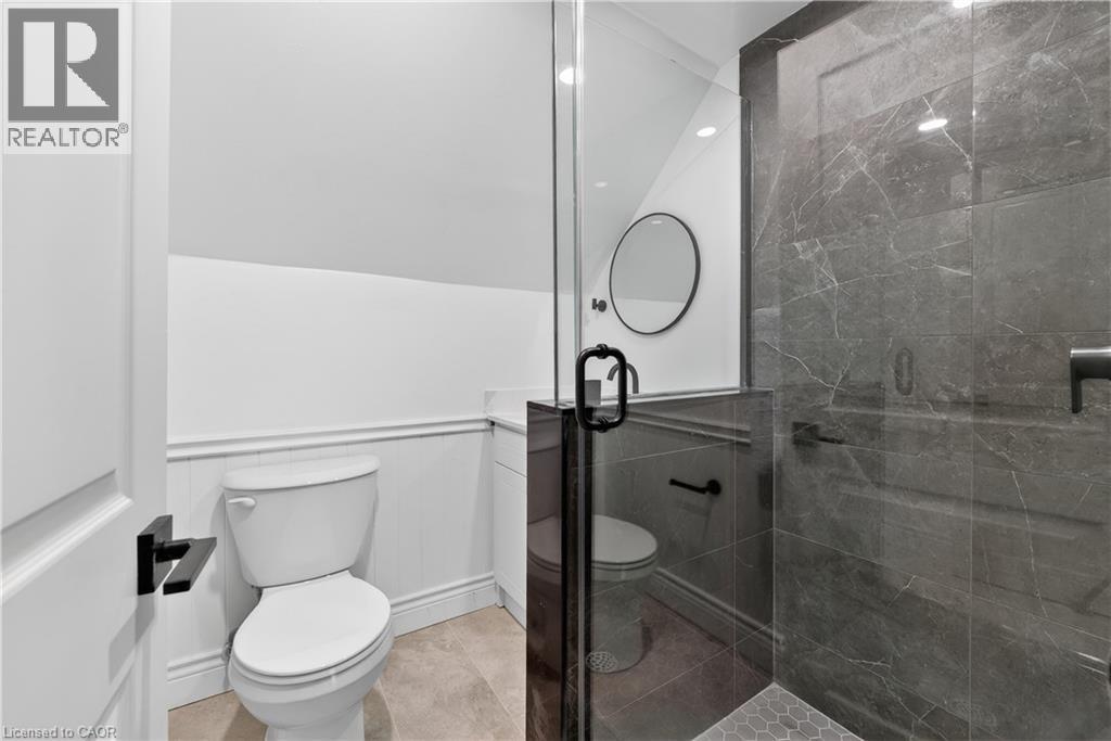 3 East 35Th Street, Hamilton, ON - Indoor Photo Showing Bathroom