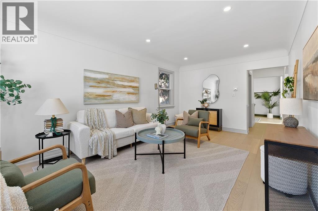 3 East 35Th Street, Hamilton, ON - Indoor Photo Showing Living Room