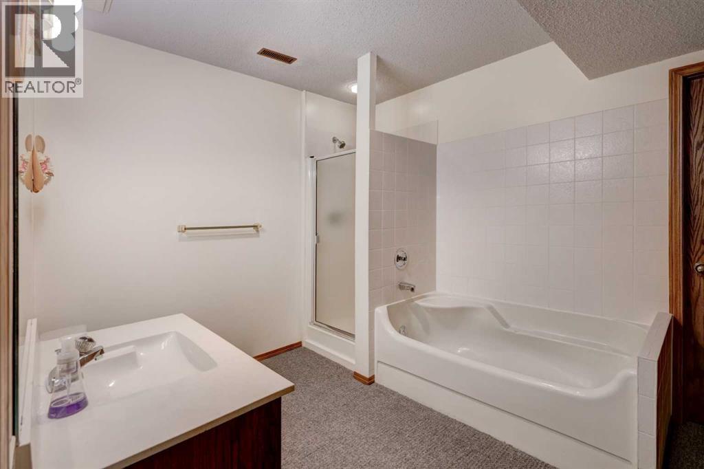 76 Edgeland Road Nw, Calgary, AB - Indoor Photo Showing Bathroom