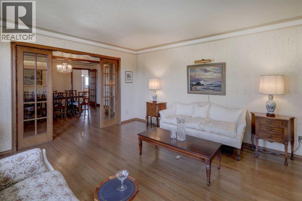 76 Edgeland Road Nw, Calgary, AB - Indoor Photo Showing Living Room