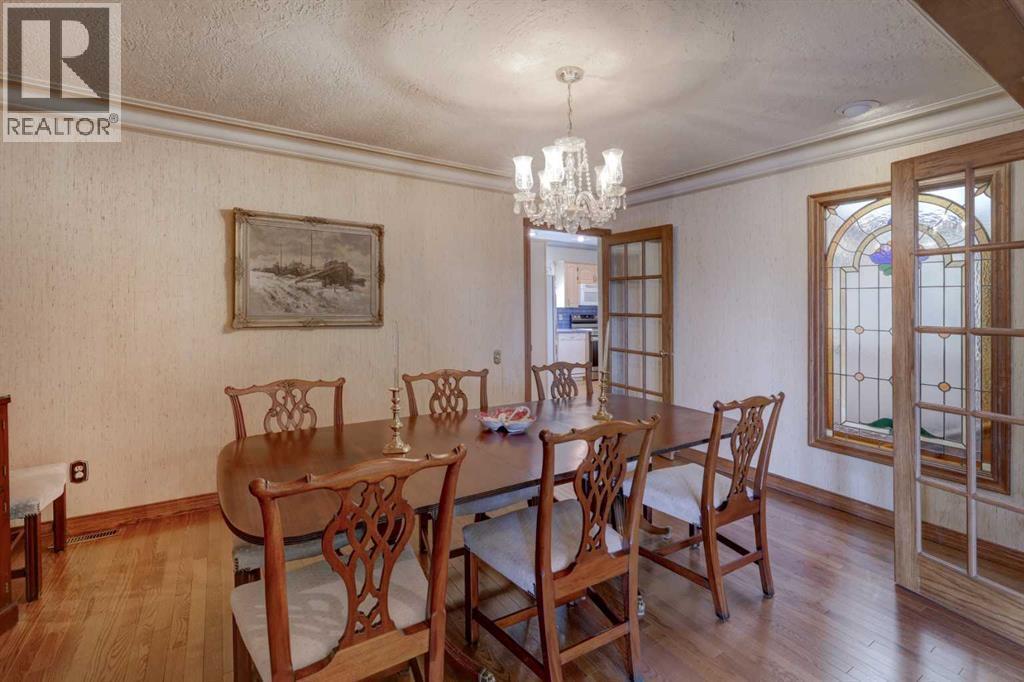 76 Edgeland Road Nw, Calgary, AB - Indoor Photo Showing Dining Room