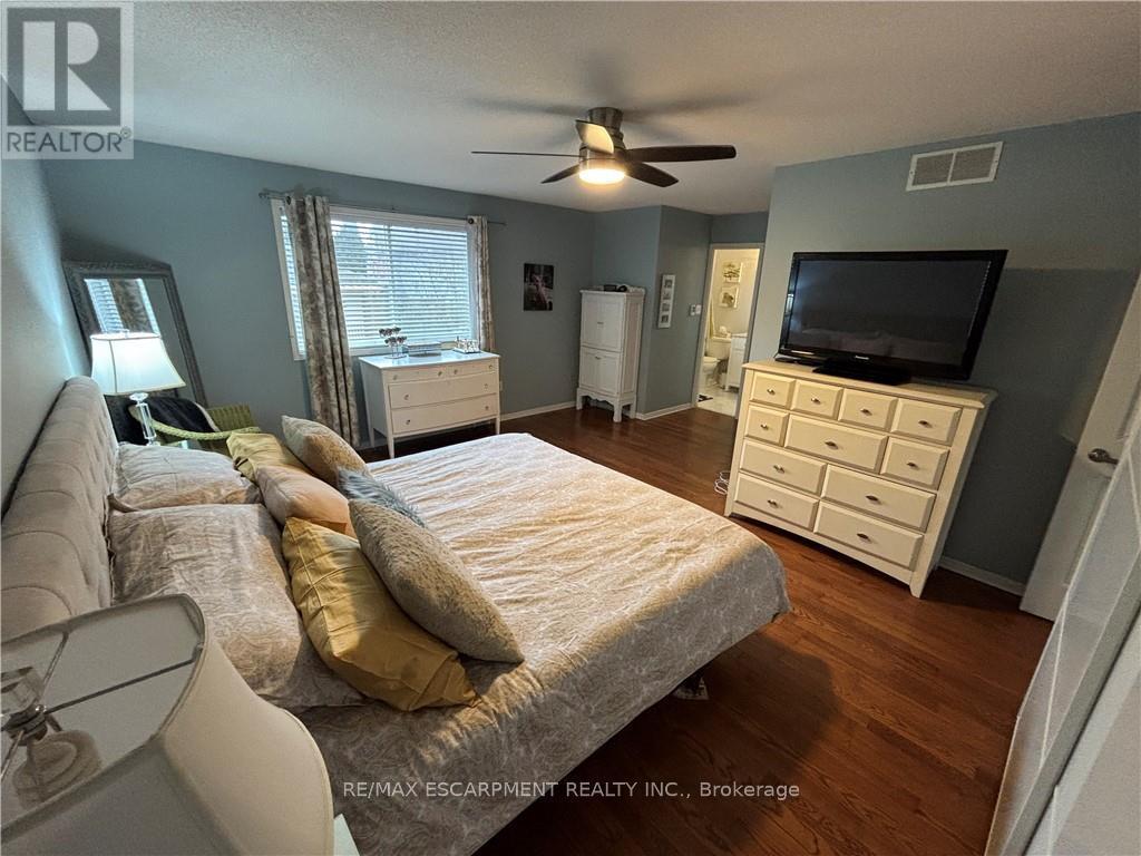 111 Duncairn Crescent, Hamilton, ON - Indoor Photo Showing Bedroom