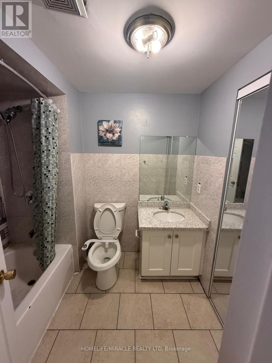 32 Hendricks Crescent, Brampton, ON - Indoor Photo Showing Bathroom