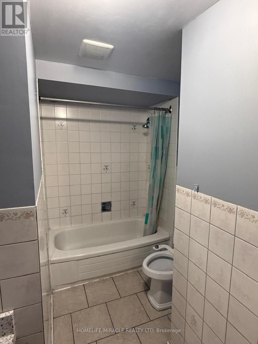 32 Hendricks Crescent, Brampton, ON - Indoor Photo Showing Bathroom