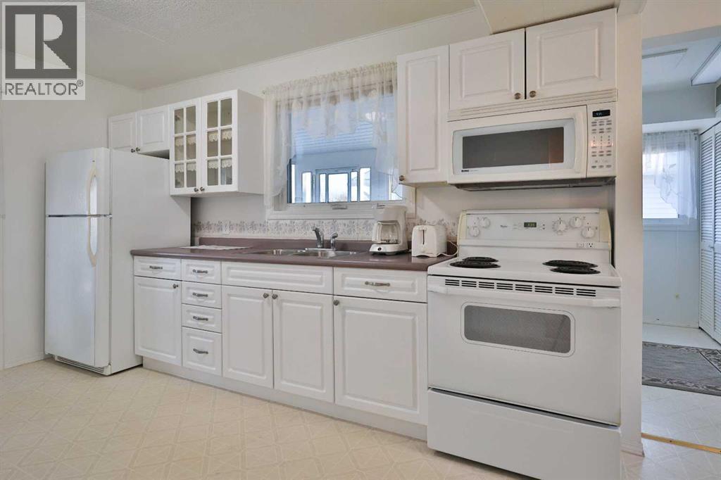 196 W 100 S, Raymond, AB - Indoor Photo Showing Kitchen With Double Sink
