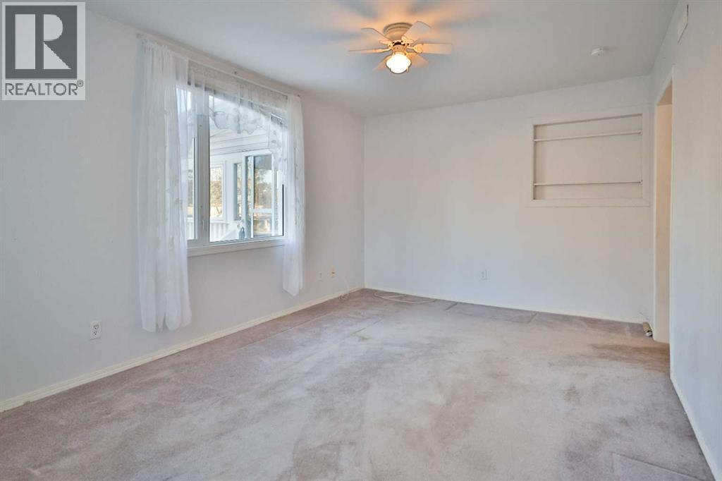 196 W 100 S, Raymond, AB - Indoor Photo Showing Other Room