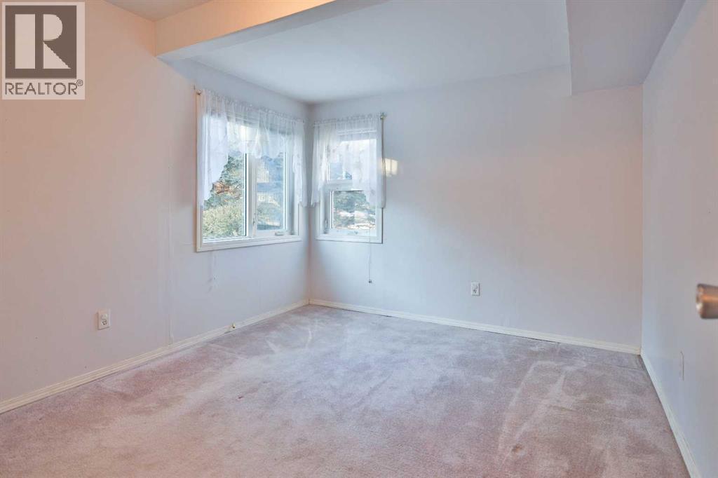 196 W 100 S, Raymond, AB - Indoor Photo Showing Other Room