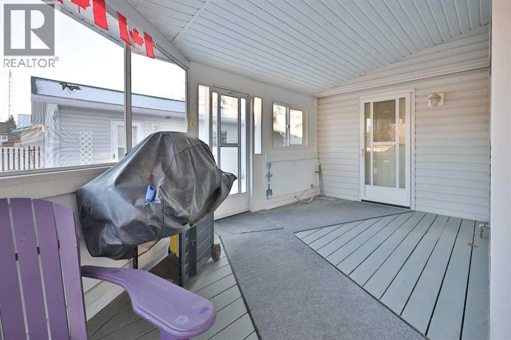 196 W 100 S, Raymond, AB - Outdoor With Exterior