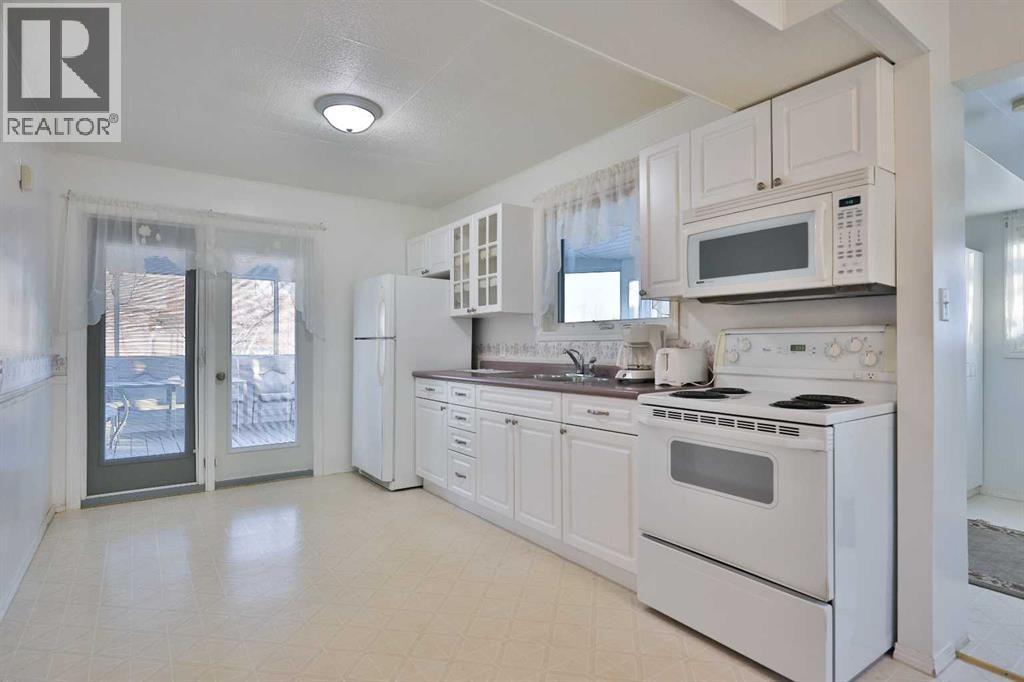 196 W 100 S, Raymond, AB - Indoor Photo Showing Kitchen