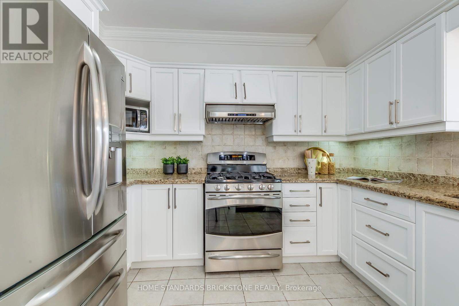 2120 Dalecroft Crescent, Burlington, ON - Indoor Photo Showing Kitchen With Upgraded Kitchen