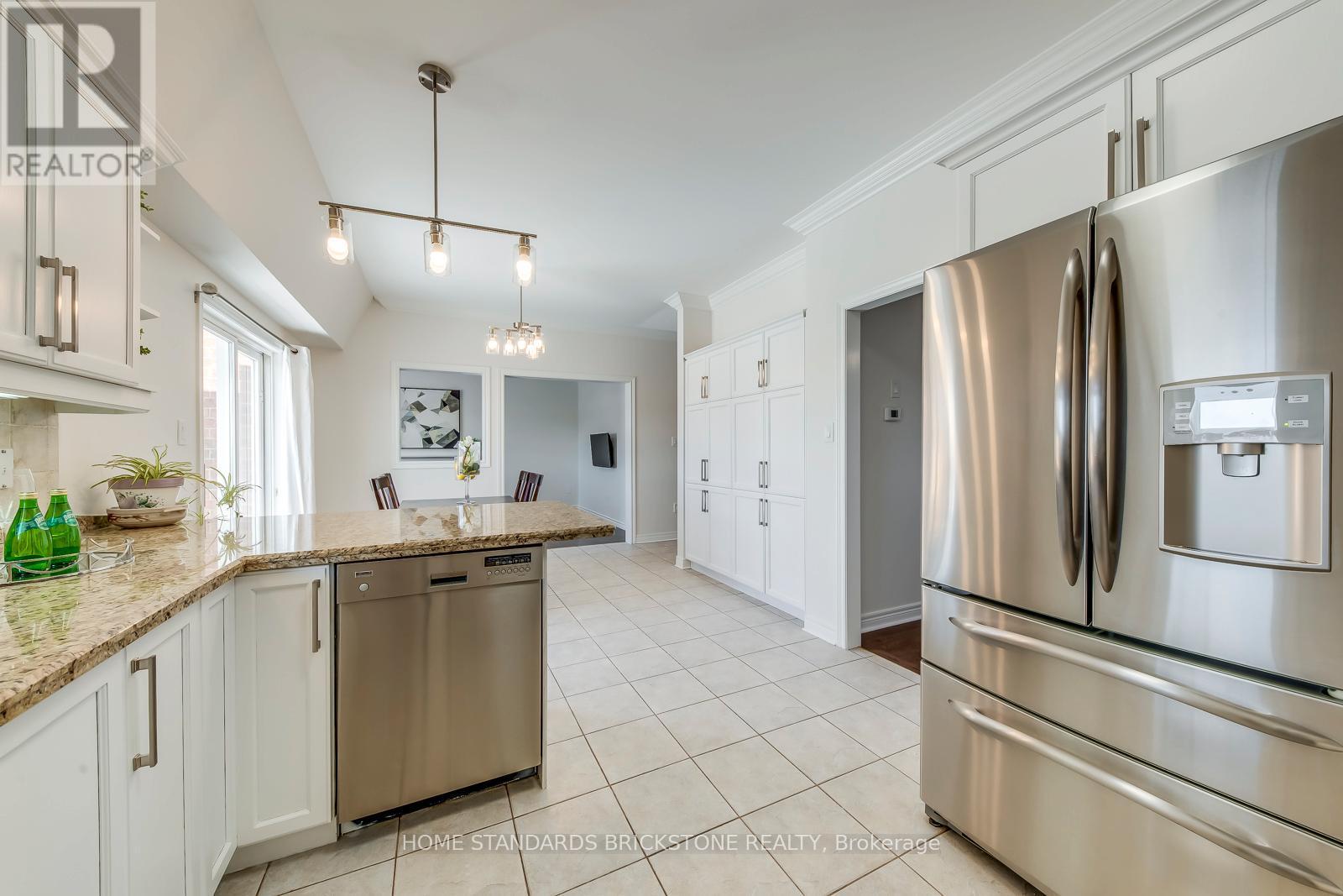 2120 Dalecroft Crescent, Burlington, ON - Indoor Photo Showing Kitchen With Upgraded Kitchen