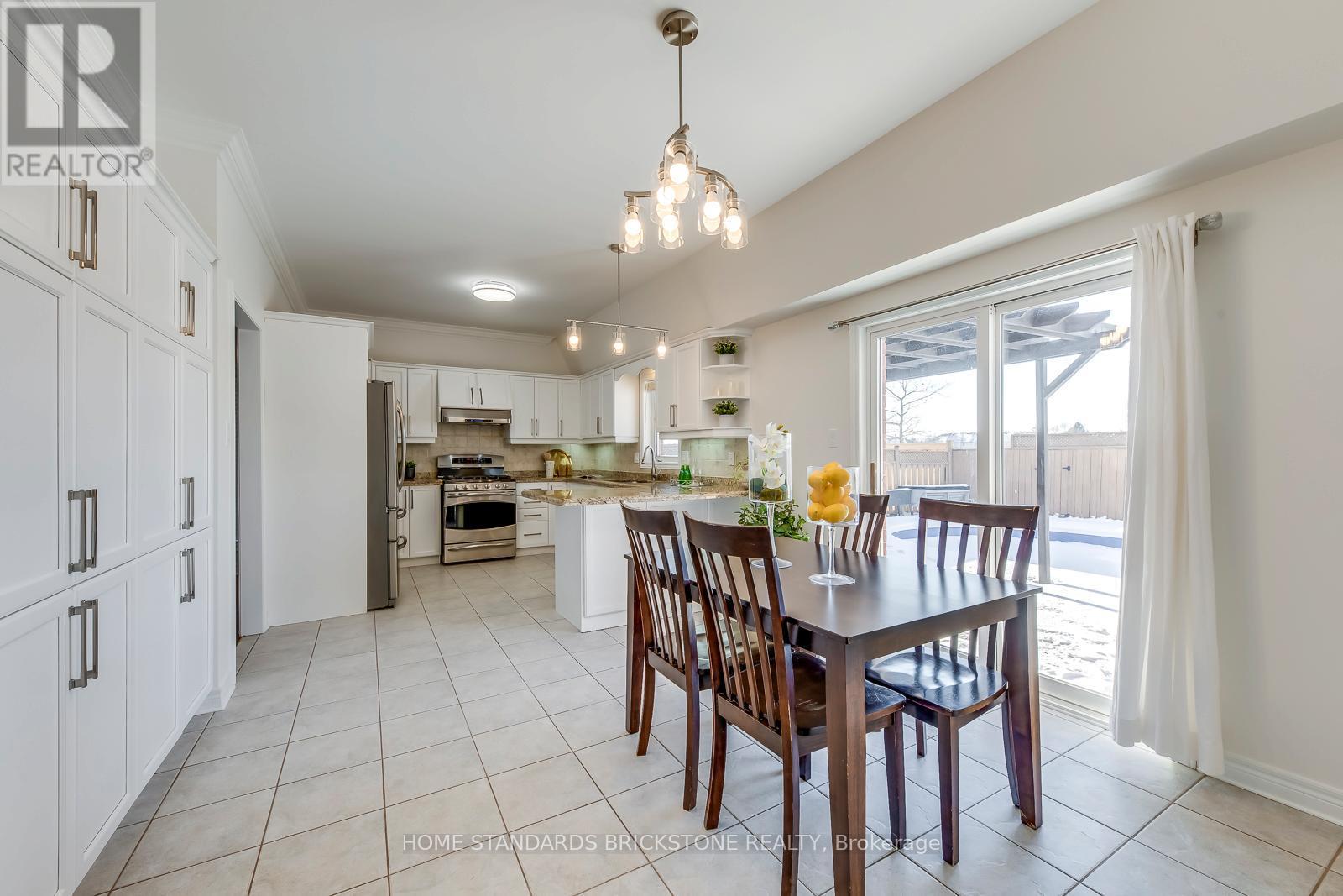 2120 Dalecroft Crescent, Burlington, ON - Indoor Photo Showing Dining Room