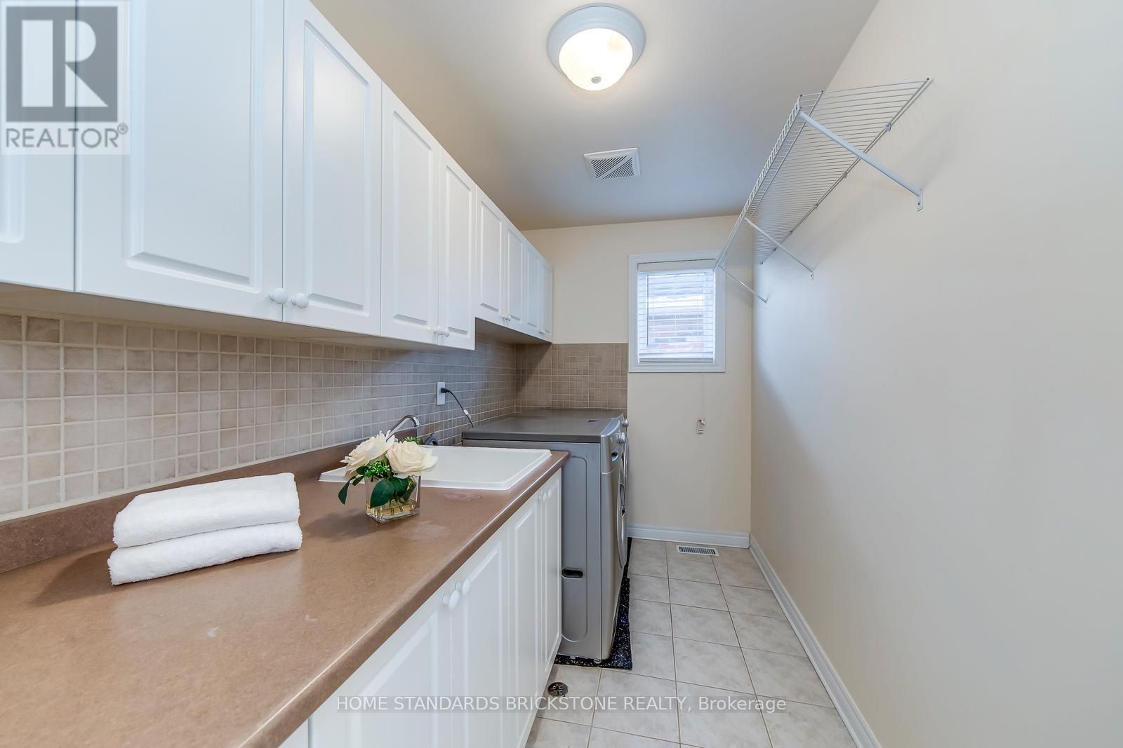 2120 Dalecroft Crescent, Burlington, ON - Indoor Photo Showing Laundry Room
