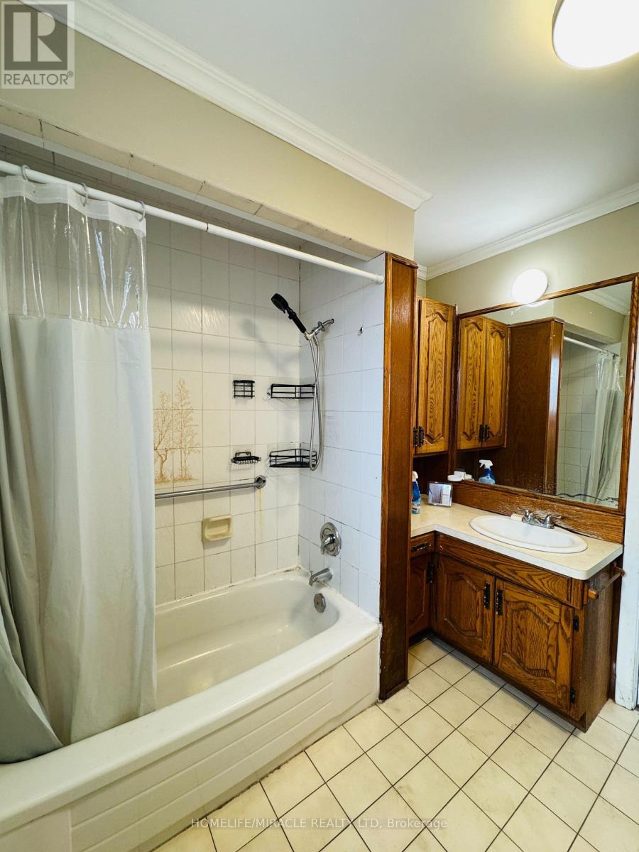 20 Terrace Drive, Hamilton, ON - Indoor Photo Showing Bathroom